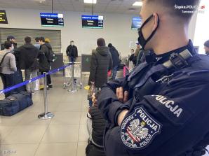 Tarnogórscy policjanci na lotnisku w Pyrzowicach. Obywatele krajów wschodu, takich jak Uzbekistan, Pakistan, Kazachstan i Azerbejdżan pragną wrócić do swojej ojczyzny