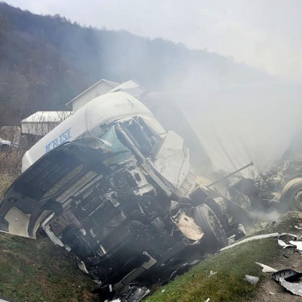 Strażnicy graniczni wyciągnęli człowieka z płonącej ciężarówki
